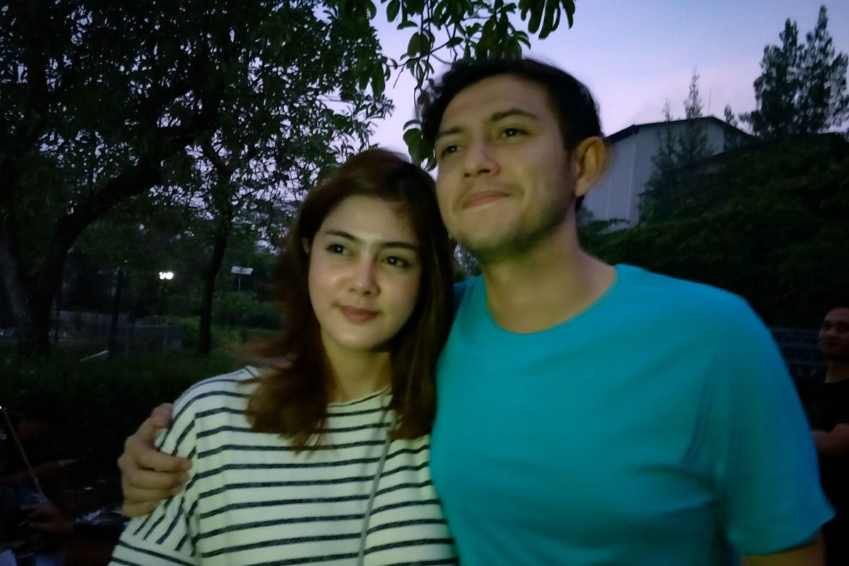 Artis peran Rifky Balweel bersama sang istri, Biby Alraen saat ditemui di lokasi shooting sinetron Kesempatan Kedua di kawasan Cibubur, Jakarta Timur, Rabu (31/10/2018).