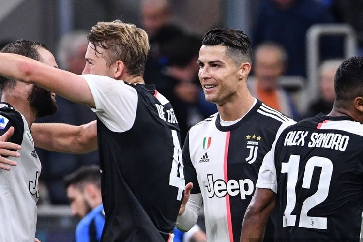 Matthijs de Ligt, Cristiano Ronaldo, dan Alex Sandro merayakan kemenangan pada akhir pertandingan sepak bola Serie A Italia Inter vs Juventus yang digelar di Stadion Giuseppe Meazza, 6 Oktober 2019 .