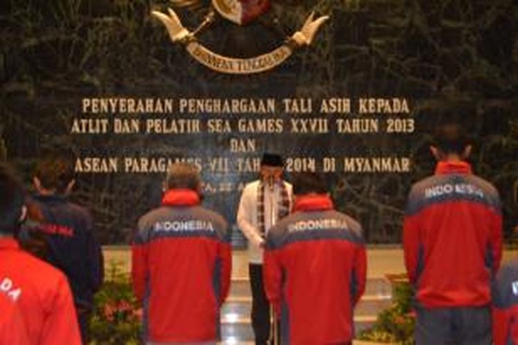 Wakil Gubernur DKI, Basuki Tjahaja Purnama saat pemberian atli asih buat atlet/pelatih DKI di SEA Games 2013 dan Paragames 2013.