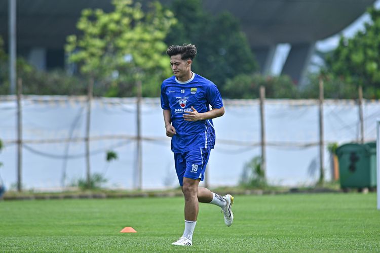 Latihan perdana Alfeandra Dewangga bersama Persib Bandung dalam masa pramusim Liga 1 2025-2026, Senin (30/6/2025) di lapangan pendamping Stadion Gelora Bandung Lautan Api (GBLA). 