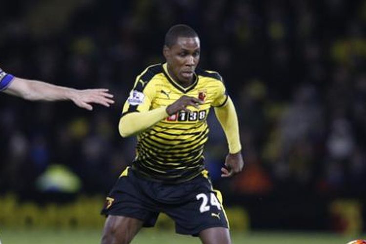 Striker Watford asal Nigeria, Odion Ighalo (kanan), berebut bola dengan bek Chelsea, John Terry, dalam laga Premier League di Vicarage Road Stadium, Rabu (3/2/2016).