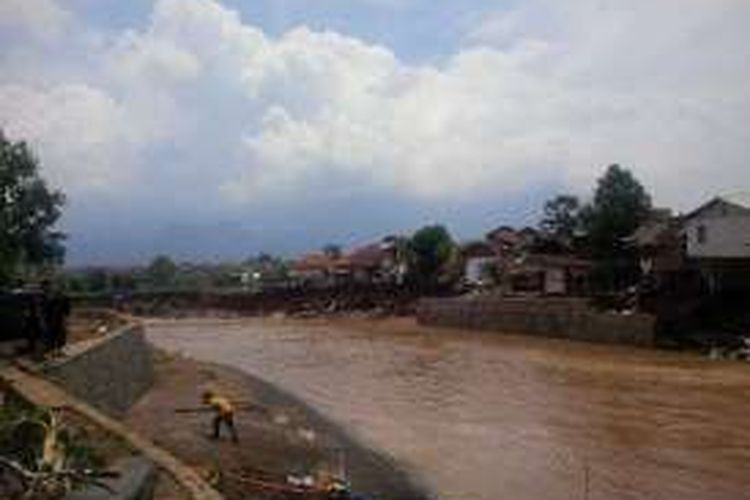 Tanggul Sungai Cimanuk yang jebol akibat debit air yang tinggi di Garut, Kamis (22/9/2016)