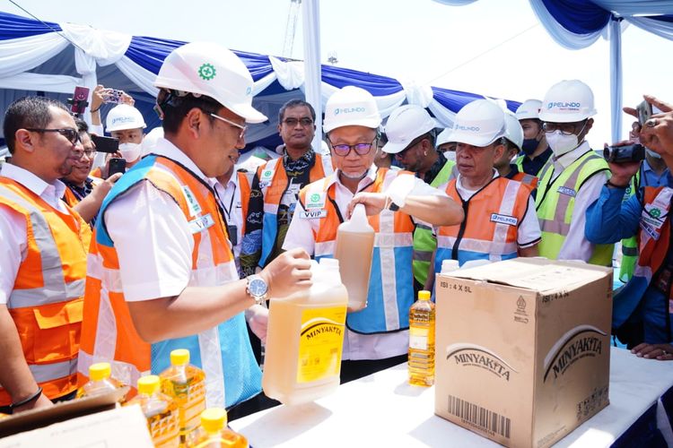 Menteri Perdagangan Zulkifli Hasan dalam pengiriman Minyakita di Dermaga Jamrud Selatan, Pelabuhan Tanjung Perak, Surabaya, Jawa Timur pada Senin (26/9/2022).  