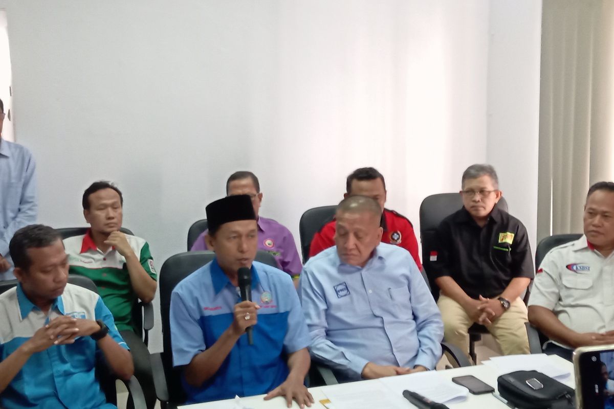 Perwakilan FSP Logam Elektronik dan Mesin (LEM/SPSI), Endang Hidayat dalam konferensi pers di kantor DPP Apindo, Menteng, Jakarta Pusat, Senin (10/6/2024)