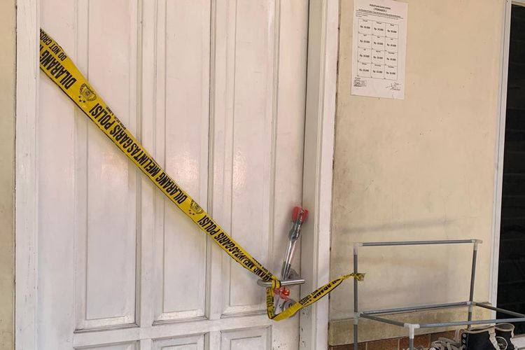 Kondisi rumah kontrakan atau tempat kejadian perkara (TKP) terbunuhnya MSD (24) ditangan suaminya sendiri Nando (25) di Jalan Cikedokan, Desa Sukadanau, Cikarang Barat, Kabupaten Bekasi, Selasa (12/9/2023).