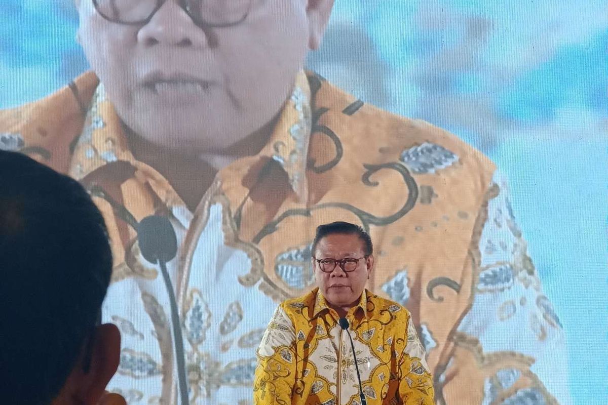 Ketua Majelis Penasehat Kolektif (MPK) Kosgoro 1957 Agung Laksono saat memberikan sambutan Mubes Gakum Kosgoro, Jakarta Pusat, Sabtu (1/4/2203).