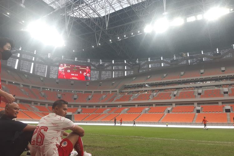 Pemandangan lapangan utama di Jakarta International Stadium (JIS) ketika digelar acara bertajuk Trofeo Silaturahmi Jakarta pada Sabtu (7/5/2022). Tampak kiper Persija Jakarta Andritany Ardhiyasa sedang duduk di pinggir lapangan dan menyaksikan salah satu pertandingan yang tersaji. 