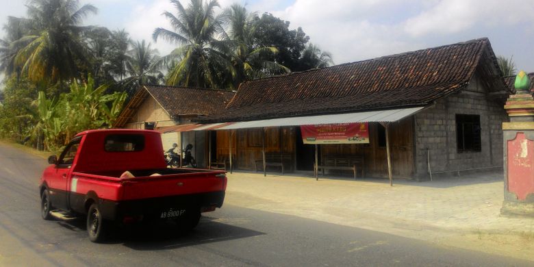 Warung Makan Mbah Kebo di Dusun Jambon, Desa Donomulyo, Kecamatan Nanggulan di Kulon Progo, Yogyakarta. Dari pusat kota Wates, pengunjung bisa menemukan Mbah Kebo ini sekitar 10 menit berkendara roda empat, menuju Nanggulan. Warungnya hanya dihiasi spanduk dengan tulisan kecil.