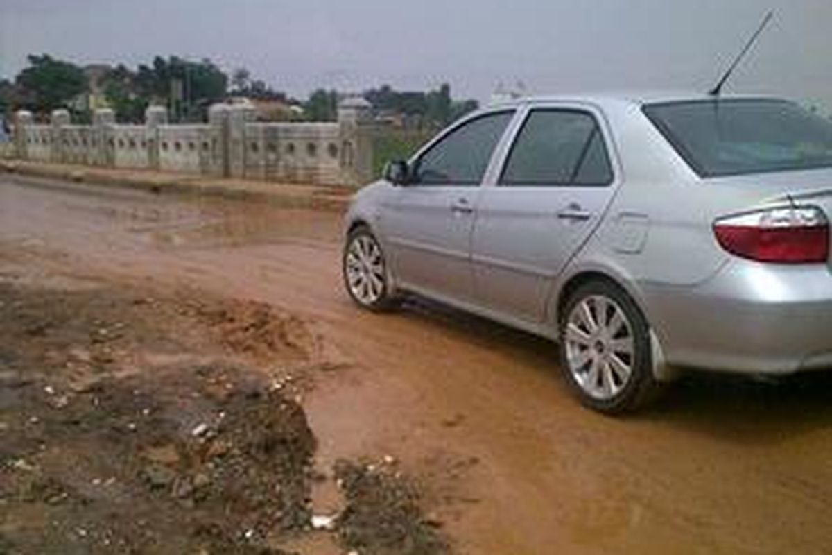 Proyek penataan BKT yang belum rampung meninggalkan masalah berupa jalan yang becek. Gambar diambil Jumat (5/2/2010)