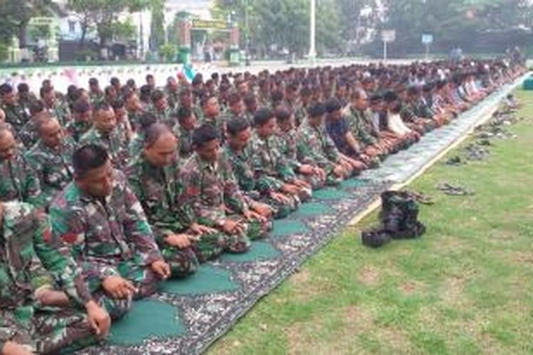 Sejumlah TNI dari jajaran Korem 011 Lilawangsa sedang salat Istisqa' di Lapangan Jenderal Sudirman Lhokseumawe, Rabu (27/10/2015)