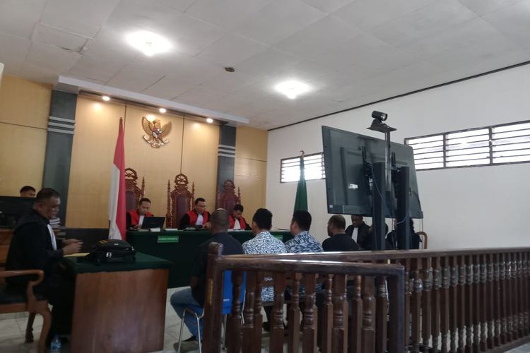 Lima Terdakwa Anggota Satuan Reserse Narkoba Polresta Manokwari saat mengikuti pembacaan dakwaan di pengadilan negeri manokwari