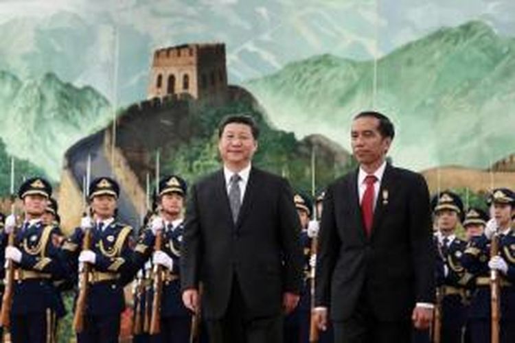 Presiden Joko Widodo (kanan) bersama Presiden China Xi Jinping saat upacara penyambutan kenegaraan di Great Hall of the People di Beijing, Kamis (26/3/2015).