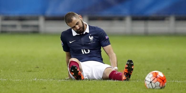 Karim Benzema mengalami cedera hamstring saat membela negaranya, Prancis, melawan Armenia pada uji coba di Stadion Allianz Riviera, Kamis (8/10/2015). 