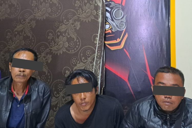 Kakek Sugiono asal Kota Batu, Malang, bersama dua pelaku lainnya yang mencuri uang Rp 45 juta milik adik iparnya.