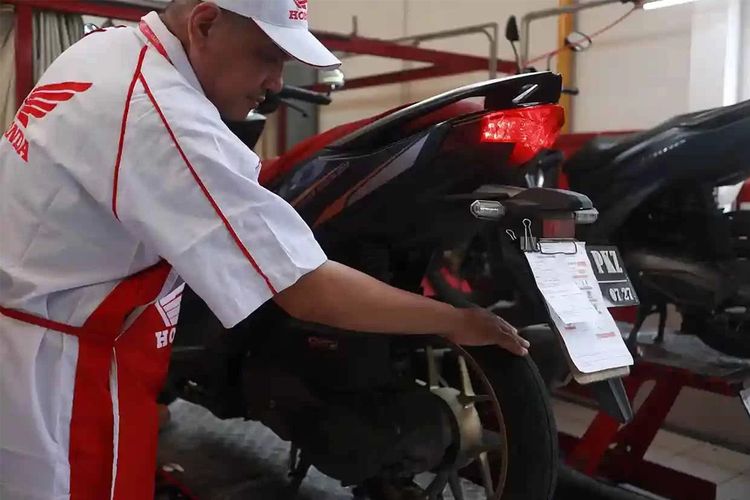 Ilustrasi pengecekan lampu motor di bengkel AHASS