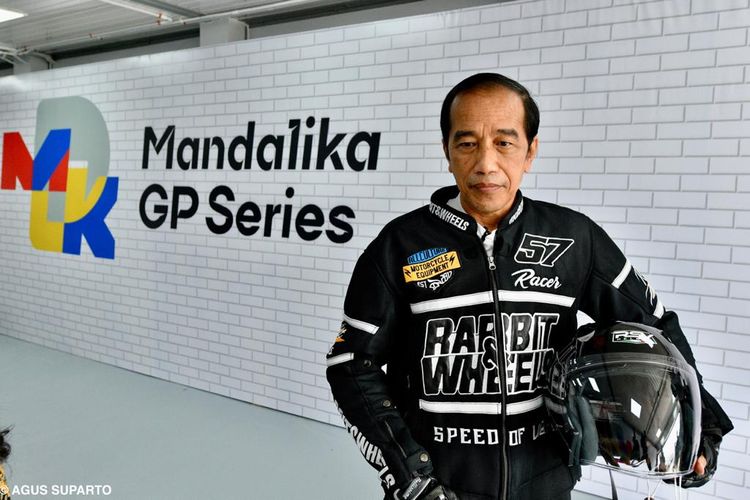 Presiden Joko Widodo (Jokowi) hendak mengendarai motor untuk menjajal langsung Sirkuit Mandalika di Kawasan Ekonomi Khusus (KEK) Mandalika di Desa Kuta, Lombok Tengah, Nusa Tenggara Barat (NTB), Jumat (12/11/2021). Dalam kunjungannya ke NTB, Jokowi dijadwalkan meresmikan Sirkuit Mandalika dan Jalan Bypass BIL-Mandalika, sebelum kejuaraan dunia balap motor seperti Asia Talent Cup (ATC) dan World Super Bike (WSB) digelar pada November ini.