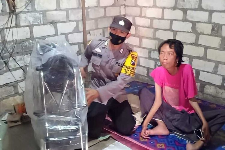 Bripka Puguh Prasetyo, saat menyerahkan bantuan kursi roda kepada Sungkono di rumahnya.