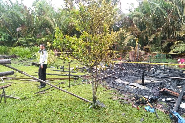 Rumah warga di Dusun Hurnala, Desa Tulehu, Kecamatan Salahutu, Maluku Tengah hangus terbakar setelah gempa susulan terjadi di dusun tersebut, Rabu malam (2/9/2019) Foto Humas Polres Pulau Ambon