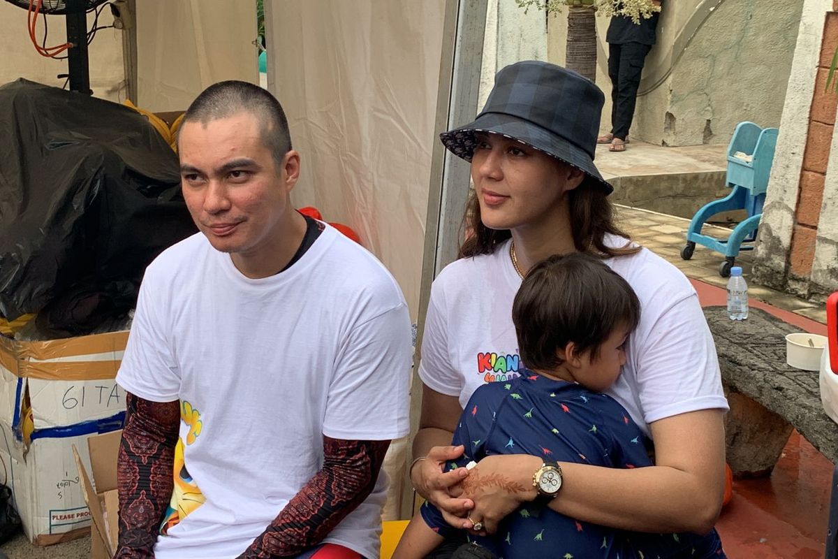 Baim Wong dan Paula Verhoeven saat ditemui di acara launching usaha sate Maranggi Tapak Sakti di kawasan Ancol, Jakarta Utara, Jumat (1/4/2022). 