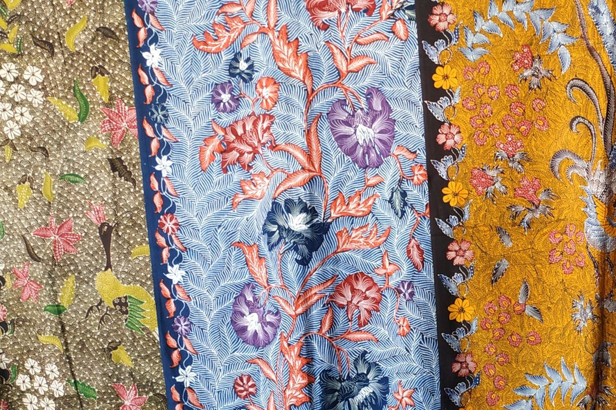 Batik Madura didominasi oleh kelir merah, hijau, kuning, dan biru