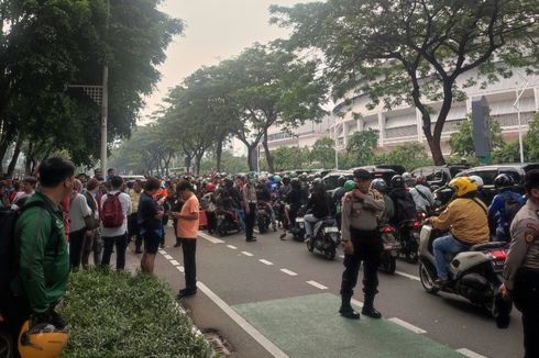 Jalan Gerbang Pemuda Macet Imbas Arak-arakan Timnas Indonesia U-22
