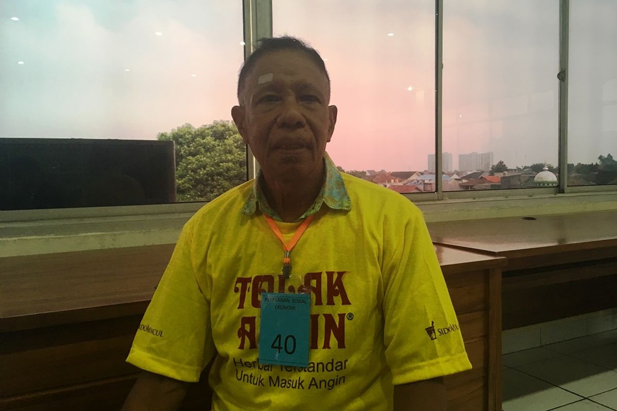 Bernadus (63), penderita katarak asal Bekasi ini tak tahu kalau gangguan penglihatan yang selama ini dialaminya ternyata disebabkan oleh penyakit tersebut.