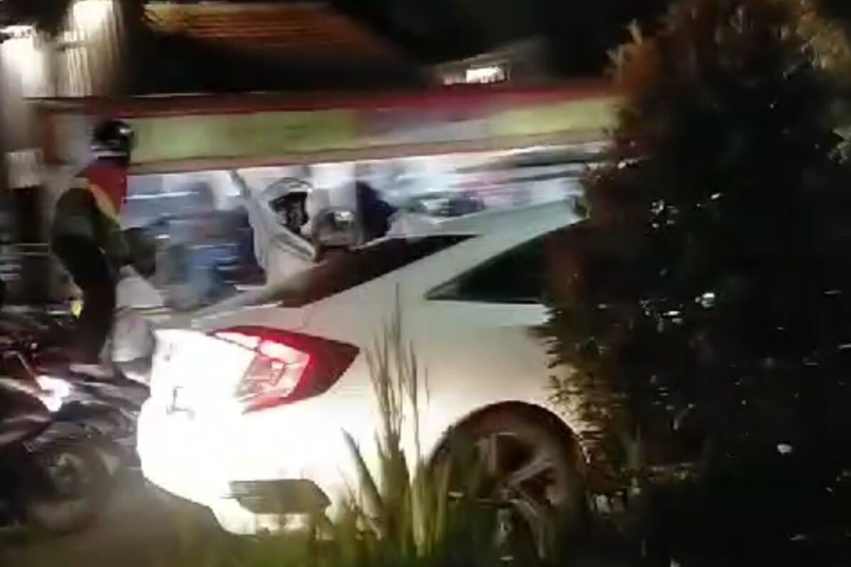 Ratusan geng motor konvoi ugal-ugalan sambil memukul-mukul mobil di jalanan HZ Mustofa, Kota Tasikmalaya di saat petugas polisi mengamankan jalur mudik di Gentong yang jaraknya sampai 30 kilometer dari perkotaan, Sabtu (6/4/2024).