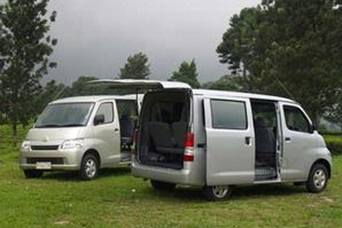 Pintu belakang, tidak lagi membuka ke samping, tetapi ke atas.