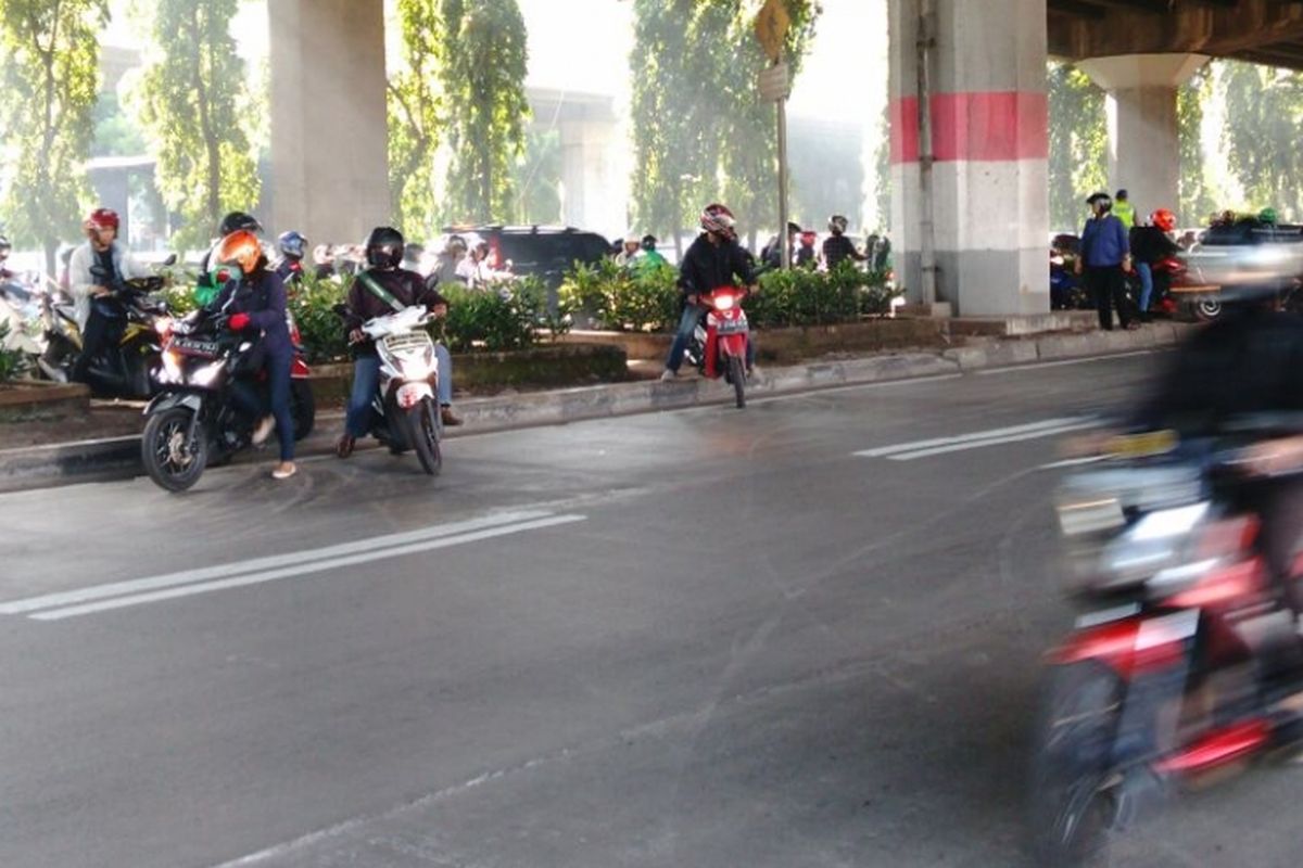 Penutupan Simpang Kebon Nanas di Jatinegara, Jakarta Timur malah berujung kemacetan lalu lintas. Pengendara sepeda motor khususnya, nekat menaiki trotoar untuk memutar balik. Selasa (14/3/2017)