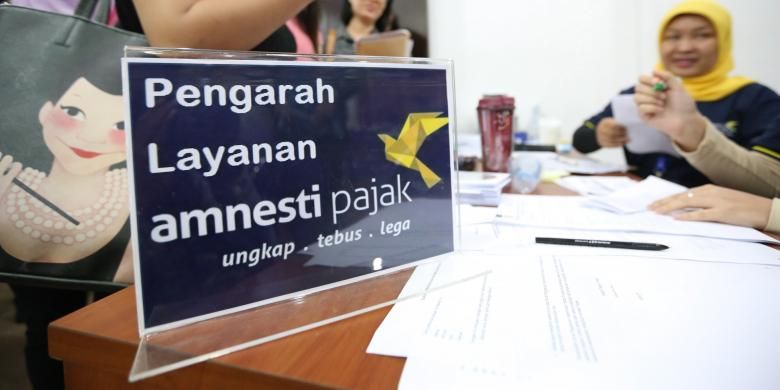 Sejumlah warga mengikuti program Tax Amnesty di Kantor Pajak Kota Tangerang, Jumat (30/9/2016).