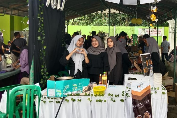 Di tangan tiga mahasiswa Universitas Muhammadiyah Purworejo (UMP), resep rice bowl yang unik lahir. Bahkan dari hasil kreasinya, tiga mahasiswa tersebut bisa meraup pundi-pundi cuan. Tiga mahasiswa kreatif tersebut yakni, Rashifah Suta Fauziyyah, Sefina Yunita dan Rani Puspita Sari. 