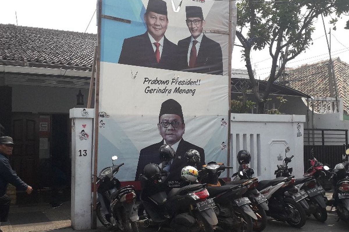 Tampak depan posko pemenangan calon anggota DPRD DKI Jakarta M Taufik di kawasan Warakas, Jakarta Utara, Selasa (16/4/2019).