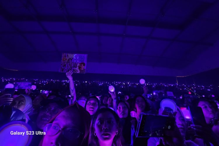 Suasana penonton CAT 1 di konser Suga BTS pada Jumat (26/5/2023) yang diambil menggunakan kamera ultrawide Samsung Galaxy S23 Ultra