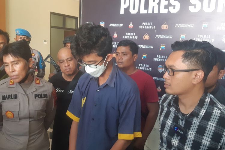 MA (21) salah satu pelaku tindak pidana aborsi dihadirkan dalam konferensi pers di Mapolres Sukoharjo, Jawa Tengah, Jumat (3/3/2023).