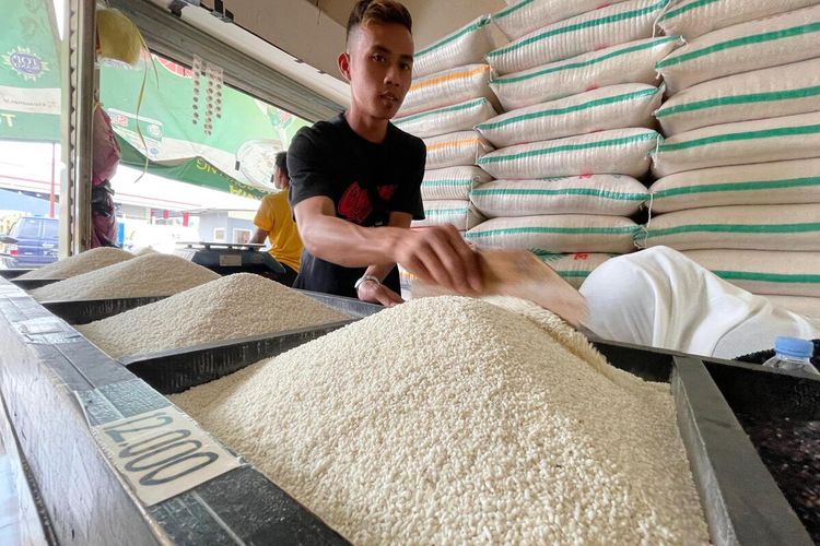 Salah seorang pedagang beras di Pasar Sehat Soreang, Kabupaten Bandung, Jawa Barat yang keluhkan sepi pembeli usai harga naik pada Jumat (29/9/2023)