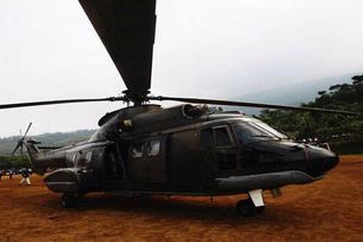 Helikopter Super Puma milik TNI AU yang disiapkan di helipad Lapangan Pasir Pogor, Bogor, Jawa Barat, menjadi salah satu sarana pencarian korban pesawat Sukhoi Superjet 100 yang hilang di Gunung Salak, Jumat (11/5/2012). Korban jatuhnya pesawat Sukhoi tersebut rencananya akan dibawa langsung ke bandara Halim Perdanakusumah. Tim pencarian jalur darat sudah menemukan 12 jenazah korban di sekitar reruntuhan pesawat.  