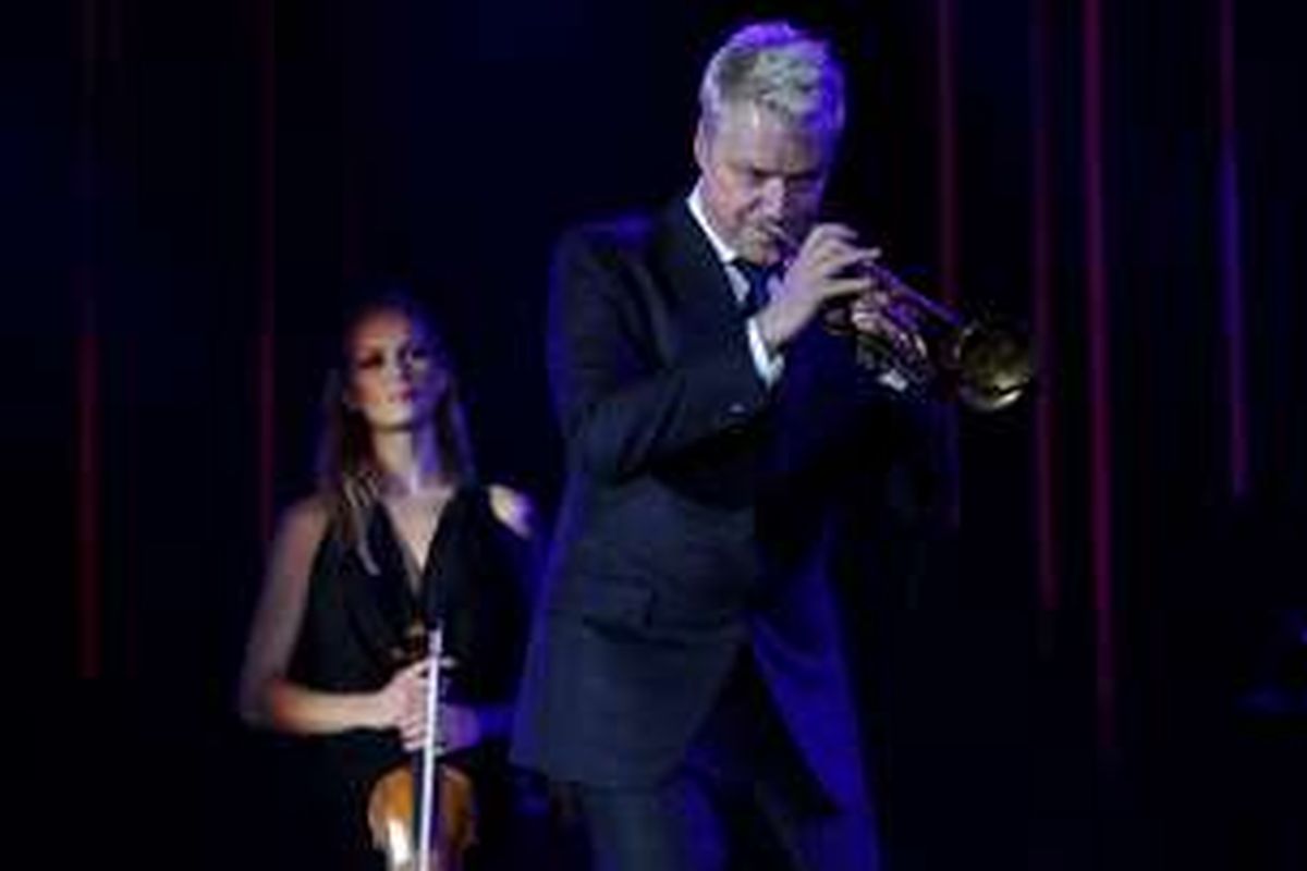 Pemain terompet Chris Botti tampil pada hari kedua Java Jazz Festival 2016 di JI Expo Kemayoran, Jakarta, Sabtu (5/3/2016). Festival musik yang berlangsung selama tiga hari ini dimeriahkan 40 grup musisi mancanegara dan 64 grup musisi tanah air.