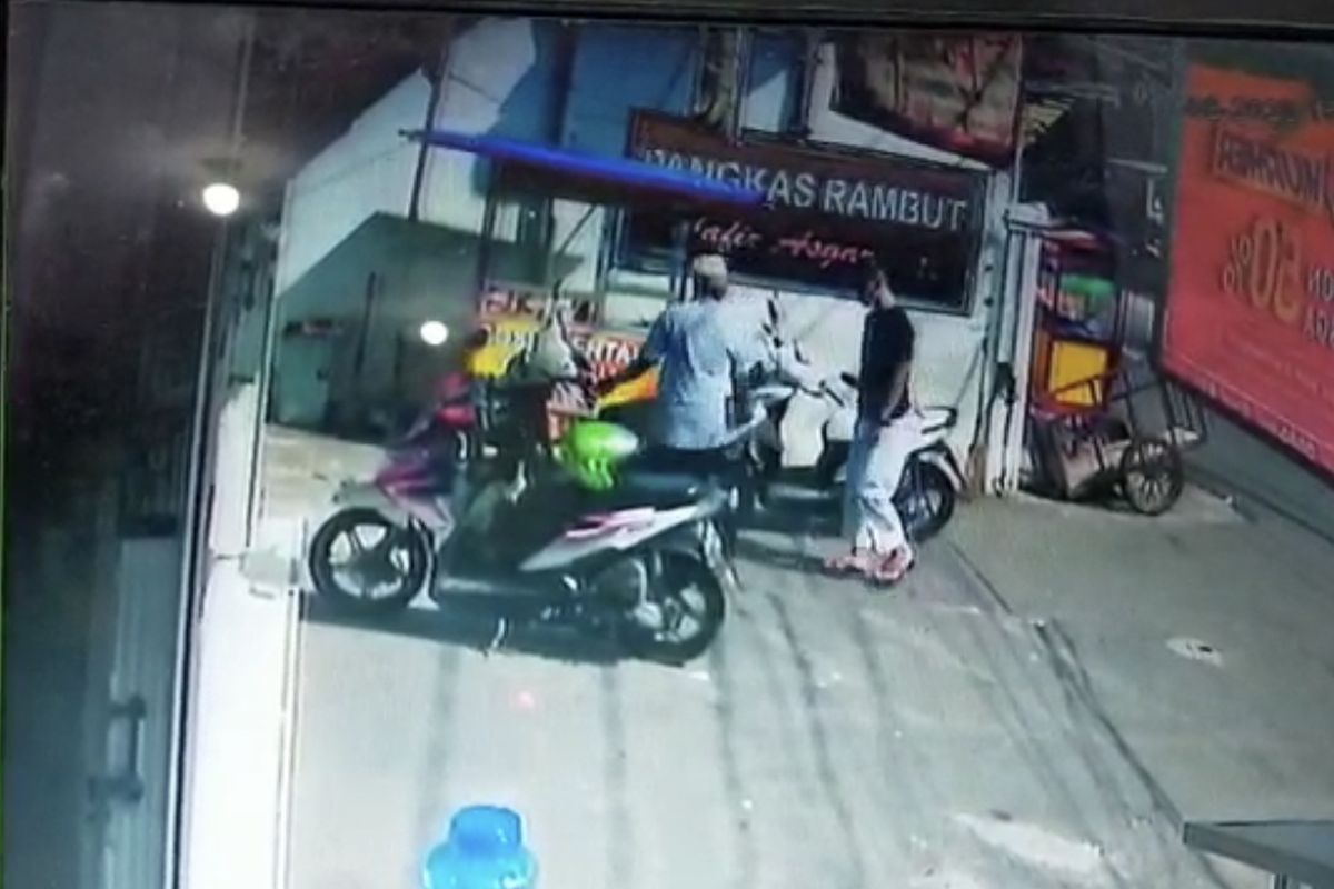 Rekaman CCTV milik Alfamart Duren Tiga Raya, Pancoran, Jakarta yang merekam detik-detik penipuan dan pencurian motor milik pedagang gorengan, Misna pada Senin (17/8/2020) sore.