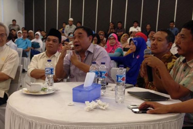 Ketua Umum Persatuan Wartawan Indonesia (PWI) Margiono (tengah berkemeja ungu) saat menghadiri acara diskusi pilkada Tangerang Selatan di Alam Sutera, Tangerang, Senin (30/11/2015). 


