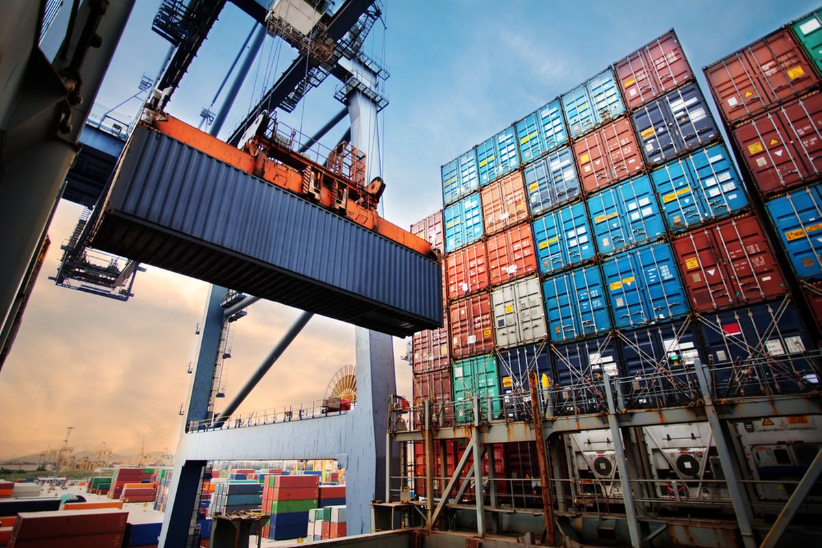 Ilustrasi impor dalam perdagangan internasional. 
