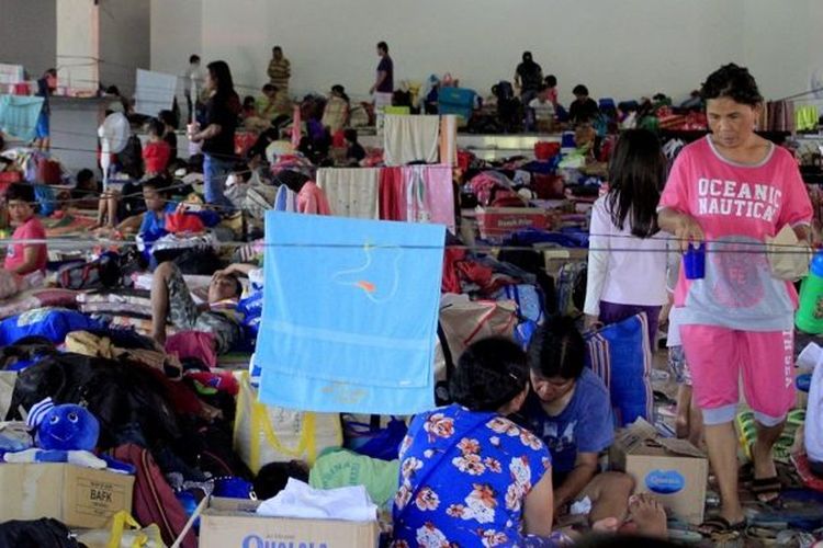 Suasana pengungsi Wamena di posko pengungsian Tongkonan, Kotaraja, Jayapura, Papua, Senin (7/10). 