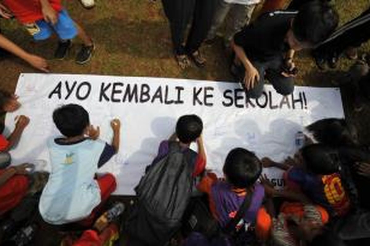 Ilustrasi; Inspirasi Bagi Anak Jalanan - Anak-anak jalanan dari berbagai rumah singgah menandatangani spanduk inspirasi untuk kembali bersekolah saat mengikuti olimpiade mini di Bumi Perkemahan Ragunan, Jakarta Selatan, Minggu (12/5/2013). Olimpiade yang diprakarsai British Council mengajak anak-anak jalanan terlibat permainan bersama untuk menginspirasi mereka agar meraih kehidupan yang lebih baik. 