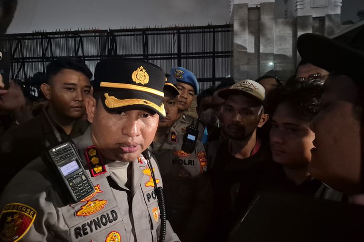 Negosiasi Alot Polisi dan Massa AMPB Berbuah Kesepakatan, Logistik Depan DPR Dipindahkan