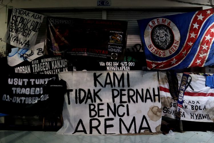 Banner yang berada di gate 13 Stadion Kanjuruhan Kepanjen, Kabupaten Malang, Rabu (9/11/2022) sore.