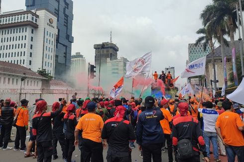 Bergeser ke Istora Senayan, Massa Buruh Nyalakan 
