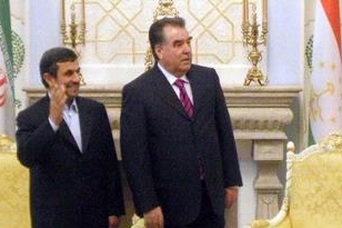 Presiden Iran Mahmoud Ahmadinejad (kiri) dan Presiden Tajikistan Emomali Rakhmon saat bertemu di Dushanbe, 24 Maret 2012. 