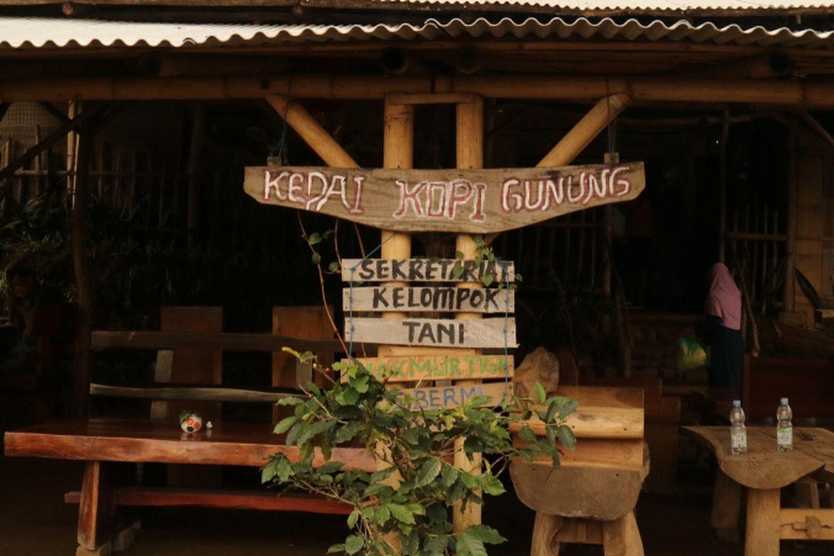 Kedai Kopi Gunung di kaki Gunung Argopuro