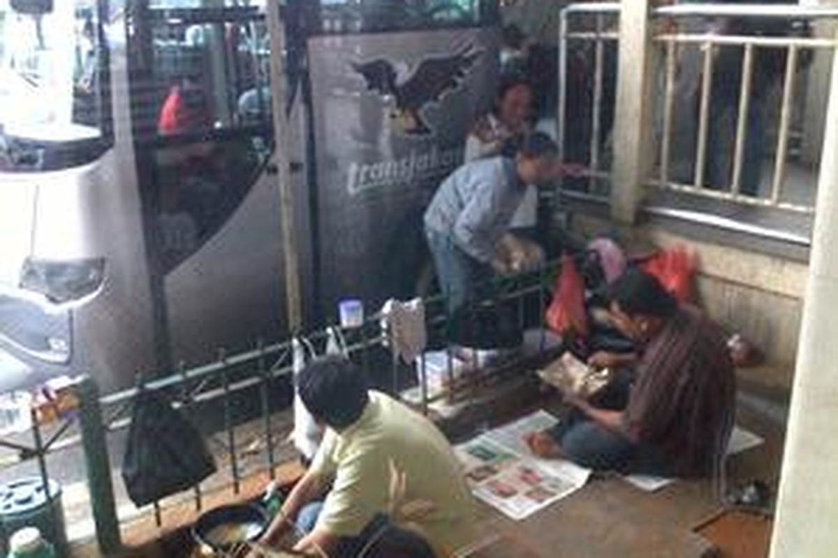 Bus Transjakarta berhenti di sebuah halte busway di Jakarta, Jumat (15/1/2010)