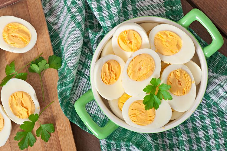 Telur adalah salah satu sumber makanan paling sehat di dunia karena kandungan protein yang tinggi dan lemak sehat. Sebutir telur mentah mengandung sekitar 74 kalori. Telur juga bisa menjadi salah satu makanan penambah berat badan.