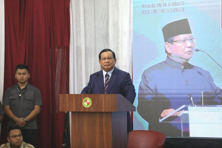 Calon presiden nomor urut 02 Prabowo Subianto saat menyampaikan pidato kebangsaan bertajuk Renaisans Indonesia di kampus Universitas Kebangsaan Republik Indonesia (UKRI), Bandung, Jumat (8/3/2019).